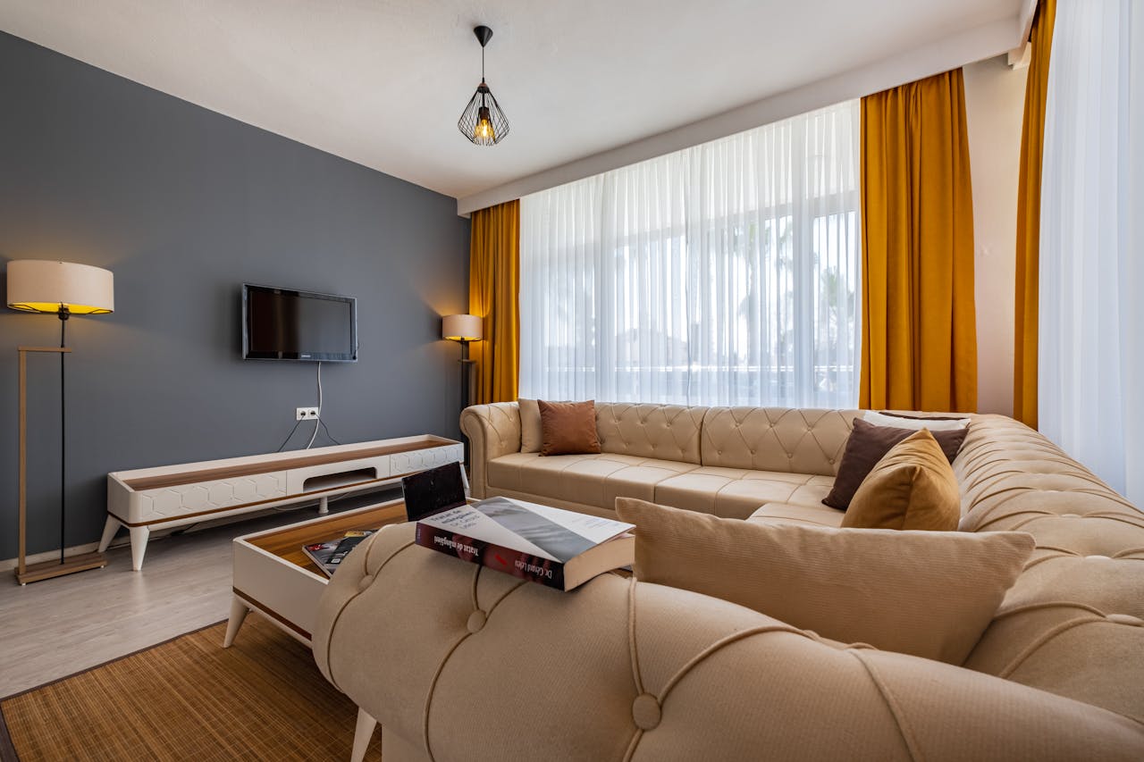 Natural textures: wood, ceramics and woven textiles